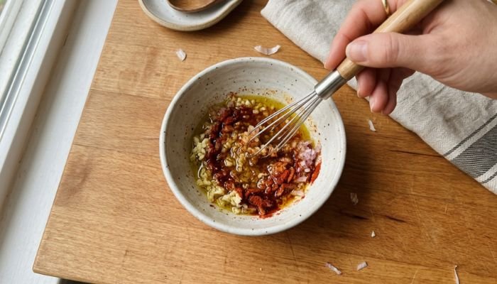 Priprema klasične marinade za roštilj u zdjeli
