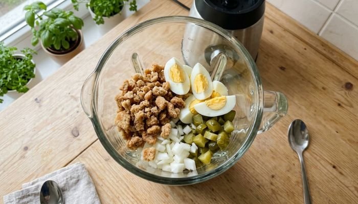 Sastojci za paštetu od čvaraka u blenderu